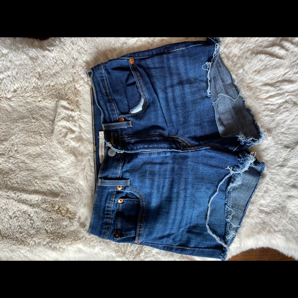 Levi Raw cut shorts Size 27
